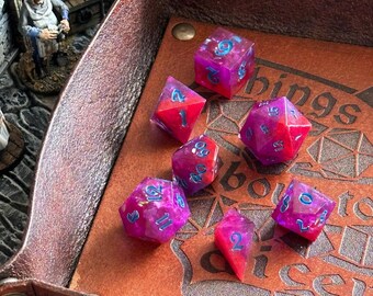 Rosso e viola con glitter | Set di dadi in resina fatti a mano, Bordati, Dungeons and Dragons, D&D, DnD, RPG, TTRPG, Pathfinder