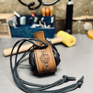 Engraved leather pouch dice set | Dice pouch with dice pattern | Leather jdr accessory | DnD, Pathfinder, 5e, Donjon Dragon