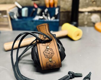 Set di dadi incisi con borsa in pelle | Custodia per dadi con motivo a dadi | Accessorio RPG in pelle | DnD, Pathfinder, 5e, Dragon Dungeon