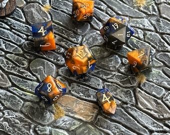 Blu e arancione | Set di dadi in resina fatti a mano, spigoli vivi, Dungeons and Dragons, D&D, DnD, RPG, TTRPG, Pathfinder