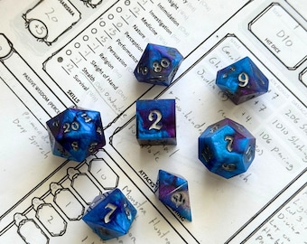 Blu e viola| Set di dadi in resina fatti a mano, spigoli vivi, Dungeons and Dragons, D&D, DnD, RPG, TTRPG, Pathfinder