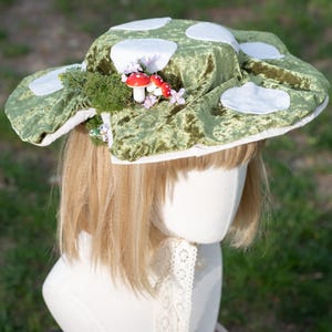 Green mushroom hat with white dots, velvet mushroom hat, with moss, for adults or kids, forestcore mushroom hat, fairy mushroom, ren faire