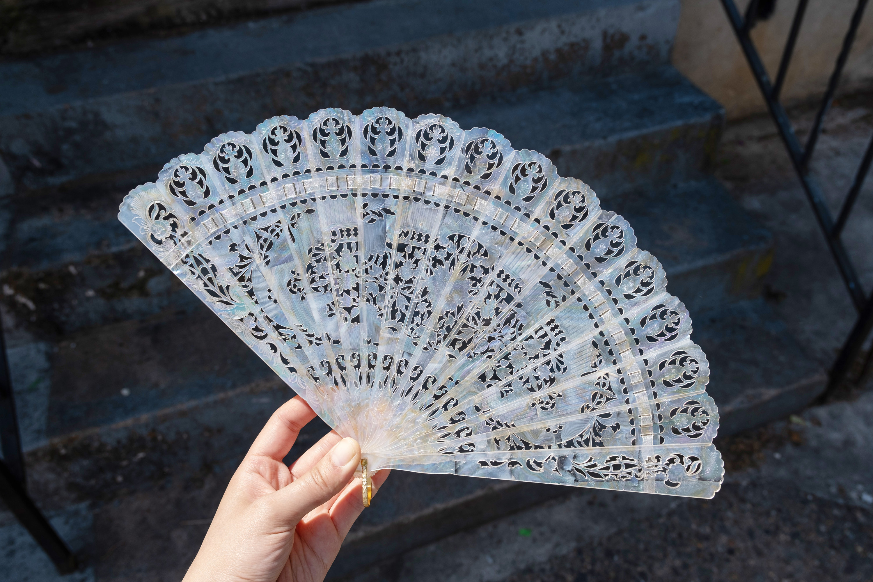 Ship after 07/20 | Mother of Pearl hand fan, with carved