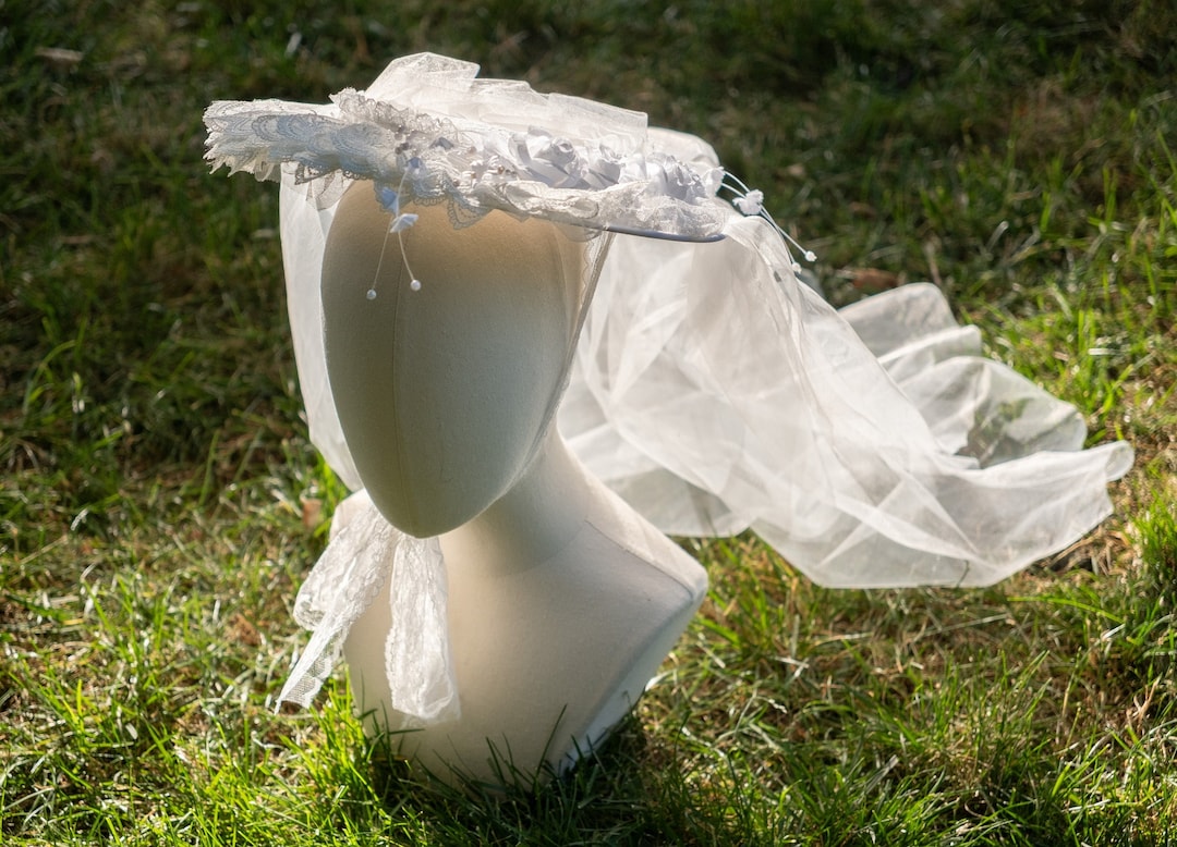 Vtg Bridal Hat with Tulle Veil Ivory Lace Floral Applique Wedding Boho Cottage Vintage Bohemian Floral Bridal Hat With Veil Ivory Lace  main image 3
