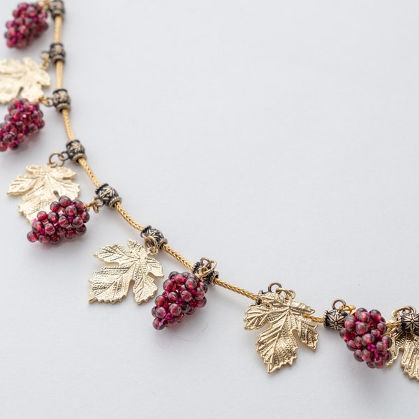 Replica archaeological revival necklace, designed by Castellani, 19th Century, made of brass, vine leaves grapes