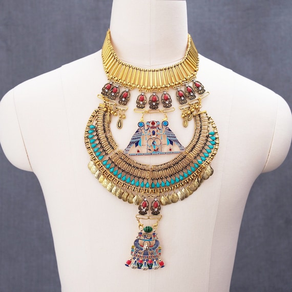 古代エジプトのネックレスのレプリカ、ツタンカーメンの有翼スカラベ