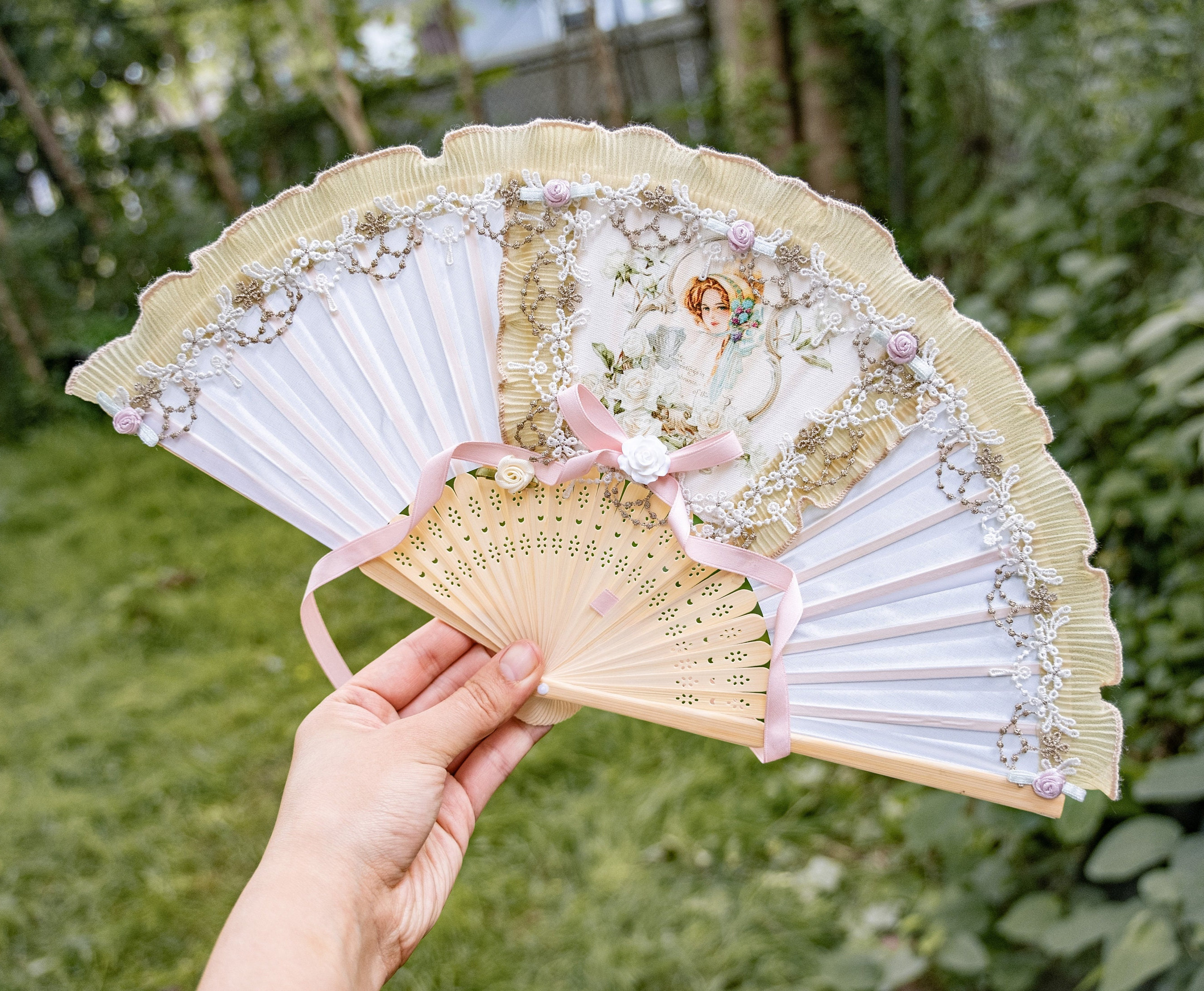 フラワーファン　扇風機　アート　ポストモダン　ミッドセンチュリー　レトロ Victorian Fan, Beige Pink Green, With Laces, Ribbons and Oil