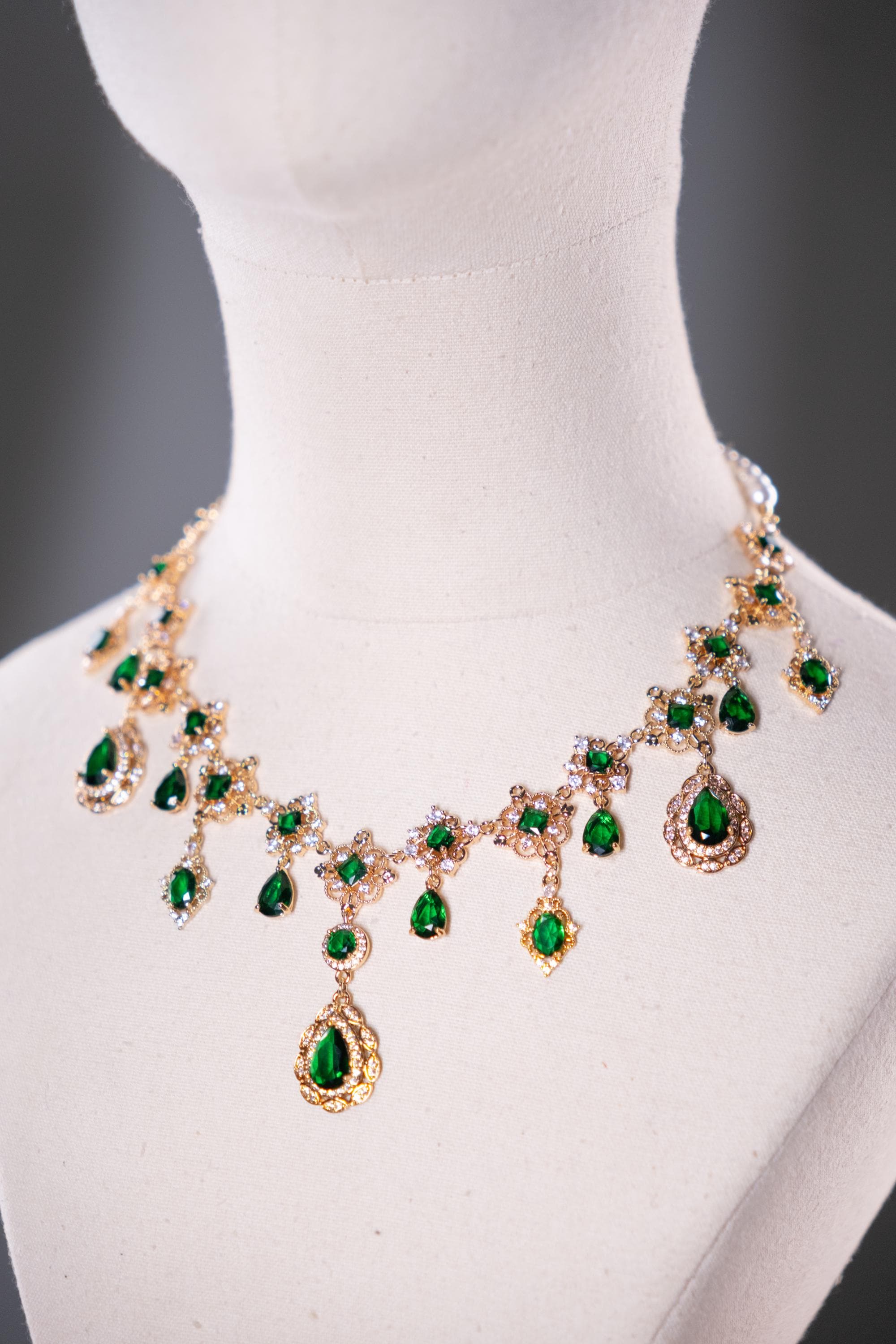 本　Jewelry from Renaissance to Art Deco Victorian Necklace and Earrings, Green and Gold, Baroque Rococo