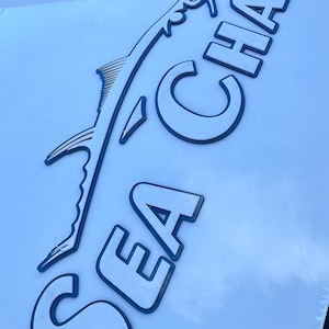 3D Rashed Marine „SEA-CHASER“ 36 „L x 10“ H Gesamt Modern Boot Logo Aufkleber mit 3 M Klebeband und Schablone 2er Pack Custom Acryl UV-beständig