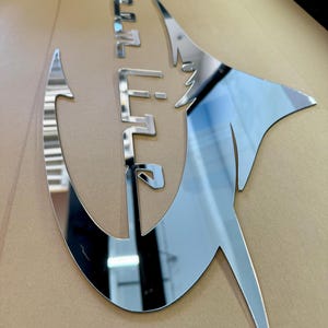 3D Rashed Marine „STREAM LINE“ 33 &quot;L x 11,8&quot;H moderner Bootslogo-Aufkleber mit 3 M Klebeband und Schablonenpackung mit 2 Farboptionen Acryl-UV-beständig