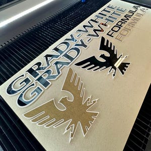 „GRADY-WHITE“ 42,375 „L x 3,4“ H-Boot-Logo-Aufkleber mit 3 M Klebeband und Schablonenpackung mit 2 benutzerdefinierten Farben Acryl-UV-beständig