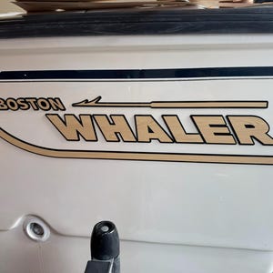 „BOSTON WHALER“ 71,5 cm L x 13,3 cm H insgesamt mit modernem Bootslogo
