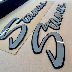 3D Rashed Marine „STAMAS“ 24 „L x 7“ H Modernes Boot Logo Aufkleber mit 3 M Klebeband und Schablonenpackung mit 2 benutzerdefinierten Farboptionen Acryl-UV-beständig
