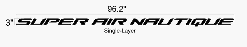 Puede incluir: Calcoman&iacute;a negra "SUPER AIR NAUTIQUE", de 244,3 cm de largo y 7,6 cm de alto. El texto est&aacute; en negrita, sin serifa. Las palabras "Single-Layer" est&aacute;n debajo.