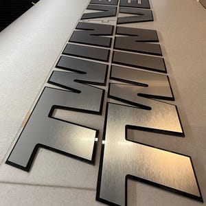 „TWIN VEE“ 33,4 „L x 4,2“ H-Boot-Logo-Aufkleber mit 3 M Klebeband und Schablonenpackung mit 2 benutzerdefinierten Farben, Acryl, UV-beständig