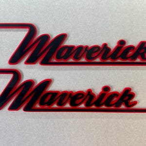 „MAVERICK“ 18,5 „L x 3,75“ H-Boot-Logo-Aufkleber mit 3 M Klebeband und Schablonenpackung mit 2 benutzerdefinierten Farben, Acryl, UV-beständig