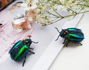 Broche coléoptère perlée : épingle insecte brodée de cristal de verre tchèque