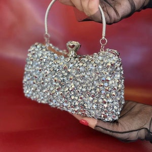 Luxuriöse smaragdgrüne Stein verziert Gold detaillierte Tasche für Hochzeiten und besondere Anlässe
