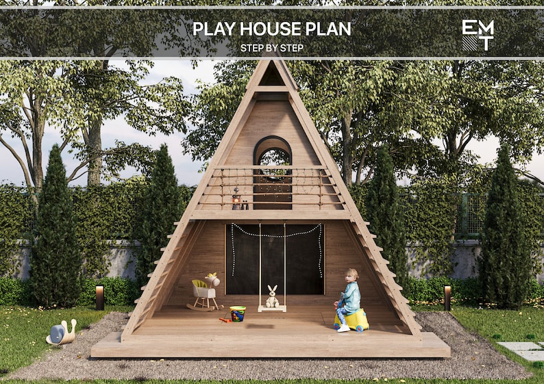 Puede incluir: Una casa de juegos de madera en forma de A con un balc&oacute;n, un columpio y un caballo de balanc&iacute;n. La casa de juegos est&aacute; rodeada de &aacute;rboles y hierba verdes. El texto "PLAY HOUSE PLAN STEP BY STEP" se muestra sobre la casa de juegos.