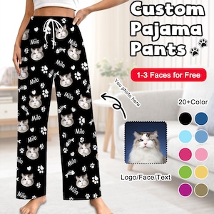 Pode incluir: Calça de pijama personalizável com fundo preto e um padrão branco repetido de gatos, espinhas de peixe e corações. O texto "Milo" aparece várias vezes na calça. A imagem também mostra um rosto de gato de amostra que pode ser personalizado com uma foto.