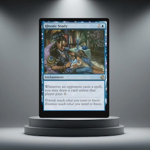 Peut inclure: Carte Magic: The Gathering « Rhystic Study » avec bordure bleue. Illustration d'une personne étudiant, texte décrivant la fonction de la carte. La carte est présentée sur un socle gris.