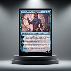 Op de afbeelding: Een Magic: The Gathering ruilkaart getiteld Dyfed, the Guiding Hand, met een in het blauw gekleed personage in een studeerkamer. De kaart toont manakosten van 3UU, het type Legendary Planeswalker en drie vaardigheden met loyaliteitskosten van +1, -X en -6.