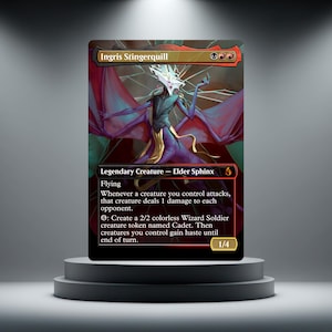 Può includere: Una carta collezionabile rettangolare intitolata Ingris Stingerquill che raffigura una creatura alata viola e rossa con una testa bianca. Il testo della carta include Flying, Legendary Creature - Elder Sphinx e descrizioni di abilità con 1/4.
