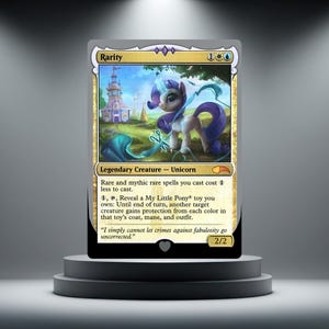 Può includere: Una carta collezionabile Magic: The Gathering intitolata Rarity, raffigurante un unicorno bianco con criniera e coda viola. L'illustrazione mostra l'unicorno in un campo erboso vicino a un castello. Il testo include abilità e la citazione, I simply cannot let crimes against fabulosity go uncorrected.