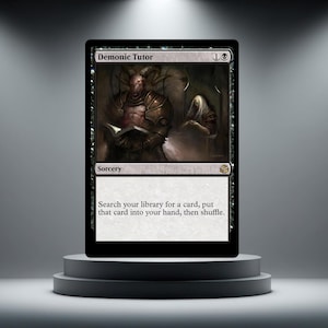 Könnte beinhalten: Eine schwarze Magic: The Gathering-Karte mit dem Titel "Demonic Tutor". Die Karte zeigt eine Illustration eines gehörnten Dämons, der ein Buch liest, mit dem Wort "Sorcery" und Anweisungen darunter. Die Karte wird auf einem grauen Podest präsentiert.