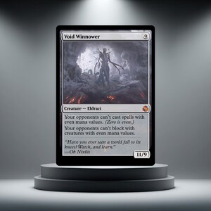 Puede incluir: Una carta coleccionable de Magic: The Gathering titulada Void Winnower que muestra una criatura Eldrazi alta y delgada en un paisaje oscuro y cavernoso. El texto indica que los oponentes no pueden lanzar ni bloquear con hechizos o criaturas de coste de maná par.
