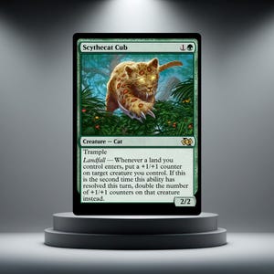 Op de afbeelding: Een Magic: The Gathering ruilkaart getiteld Scythecat Cub. De kaart heeft een groene rand, het wezentype Kat en een illustratie van een gevlekte katachtige met gloeiende ogen en scherpe klauwen die uit een groen bos tevoorschijn komt.