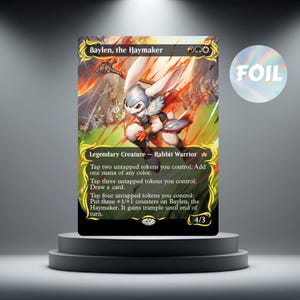 Könnte beinhalten: Eine Magic: The Gathering-Karte mit "Baylen, the Haymaker", einem Kaninchen-Krieger-Charakter. Die Karte hat einen goldenen Rand und ein Folien-Finish. Das Kunstwerk zeigt das Kaninchen in Aktion mit einem feurigen Hintergrund. Die Karte wird auf einem schwarzen Podest präsentiert.