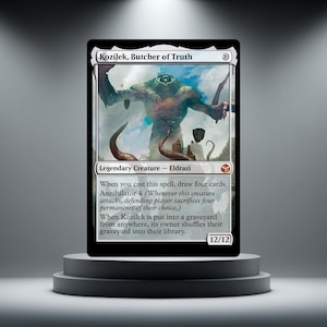 Peut inclure: Une carte à collectionner rectangulaire intitulée Kozilek, Butcher of Truth, représentant une créature imposante aux membres multiples sur un ciel nuageux. La carte affiche du texte détaillant ses capacités, un coût de 10 et des statistiques 12/12.