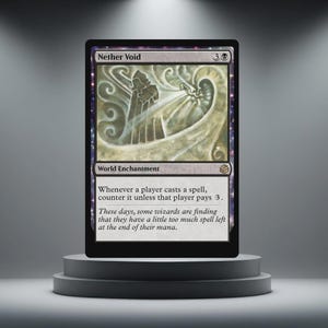 Pode incluir: Um cartão preto Magic: The Gathering intitulado "Nether Void" em um pedestal cinza. O cartão apresenta uma ilustração etérea e rodopiante em tons de cinza e branco. O texto descreve sua função como Encantamento Mundial.