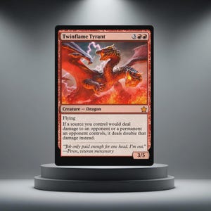 Może przedstawiać: Czerwono-czarna karta kolekcjonerska z trójgłowym smokiem i tekstem "Twinflame Tyrant". Karta ma ogniste tło oraz tekst "Creature - Dragon" i "Flying". Karta jest wyświetlana na szarym cokole.