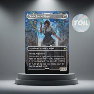 Pode incluir: Um cartão colecionável brilhante com a arte de Giada, Font of Hope. O cartão retrata uma figura de anjo feminina em uma ilustração detalhada com um esquema de cores azul, branco e cinza. O cartão é exibido em um pedestal cinza.