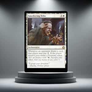 Puede incluir: Una carta de Magic: The Gathering titulada "Smothering Tithe". La carta presenta una ilustración de un hombre con monedas, y el texto describe el efecto de encantamiento de la carta. La carta se muestra en un pequeño pedestal escalonado.