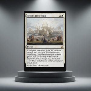 Puede incluir: Una carta de Magic: The Gathering titulada "Teferi's Protection". La carta presenta un paisaje de fantasía con figuras y estructuras. El texto describe sus efectos, incluyendo protección y fase de permanentes. La carta se muestra sobre un pedestal negro.