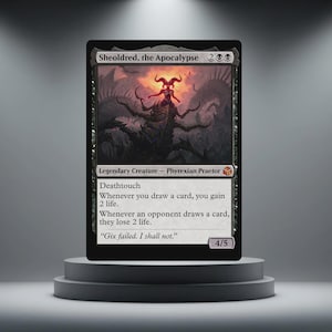 Peut inclure: Carte Magic: The Gathering noire avec Sheoldred, l'Apocalypse. L'illustration sombre montre une figure démoniaque avec des touches de rouge. Le texte inclut "Deathtouch" et des instructions de jeu. La carte est sur un piédestal gris.