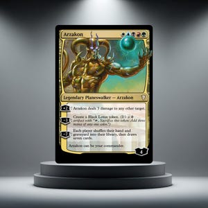 Może przedstawiać: Prostokątna karta kolekcjonerska zatytułowana Arzakon, legendarny Planeswalker. Ilustracja przedstawia złotą, rogatą, szkieletową postać trzymającą świecącą zieloną kulę. Tekst na karcie opisuje różne zdolności specjalne w grze.