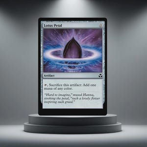 Op de afbeelding: Een Magic: The Gathering-kaart getiteld "Lotus Petal" met een paars lotusknopontwerp op een blauw-paarse achtergrond. De kaart is een artefact met beschrijvende tekst.