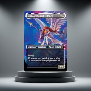 Può includere: Una carta collezionabile rettangolare intitolata Lyra, Archangel of Dawn, con una figura alata in armatura bianca e blu che impugna una lancia. Il testo include Legendary Creature - Angel Knight, Flying e un'abilità con statistiche 3/3.