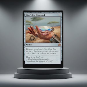 Può includere: Una carta di Magic: The Gathering intitolata "Lion's Eye Diamond" con una gemma sfaccettata tenuta in una mano. La carta ha uno sfondo di paesaggio desertico con un leone e testo che descrive la funzione della carta.