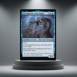 Könnte beinhalten: Eine blaue Magic: The Gathering-Karte mit Jin-Gitaxias, Core Augur. Die Karte hat eine Kreaturenillustration und Text, der ihre Fähigkeiten beschreibt. Die Karte wird auf einem grauen Podest präsentiert.