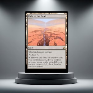 Può includere: Una carta di Magic: The Gathering intitolata "Field of the Dead". La carta presenta un paesaggio desertico con un profondo canyon. Il testo descrive il suo tipo di terra e le abilità, inclusa la creazione di un segnalino creatura Zombie.
