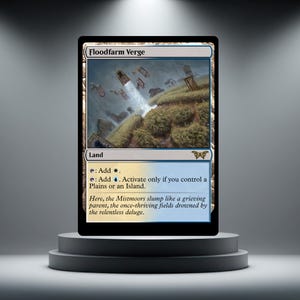 Può includere: Una carta di Magic: The Gathering intitolata "Floodfarm Verge" su un espositore nero. L'illustrazione della carta presenta un paesaggio nei toni del blu e del marrone. Il testo della carta include "Land" e le istruzioni di gioco.