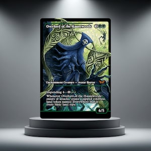 Può includere: Una carta collezionabile rettangolare intitolata Overlord of the Hauntwoods che raffigura una creatura blu a più braccia con un volto a teschio. La carta riporta testi come Enchantment Creature, Avatar Horror, Impending 4 e i valori 6/5.
