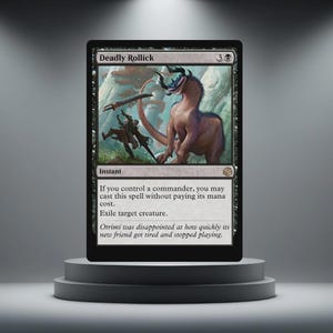 Puede incluir: Una carta negra de Magic: The Gathering titulada "Deadly Rollick" con una ilustración de fantasía de una criatura y figuras en combate. El texto de la carta incluye instrucciones y texto de ambientación. La carta se muestra en un pedestal gris.
