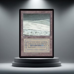 Puede incluir: Una carta de Magic: The Gathering titulada "Tundra". La carta presenta un paisaje nevado con un borde oscuro. El texto de la carta describe su función en el juego, incluida la capacidad de agregar maná azul o blanco.