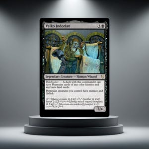 Op de afbeelding: Een ruilkaart met een zwarte rand genaamd Valko Indorian, een legendarisch wezen menselijke tovenaar. De afbeelding toont een figuur in een bibliotheek met rollen. De kaarttekst bevat Rulebreaker, Phyrexian-vaardigheden en een kracht/taaiheid van 2/4.